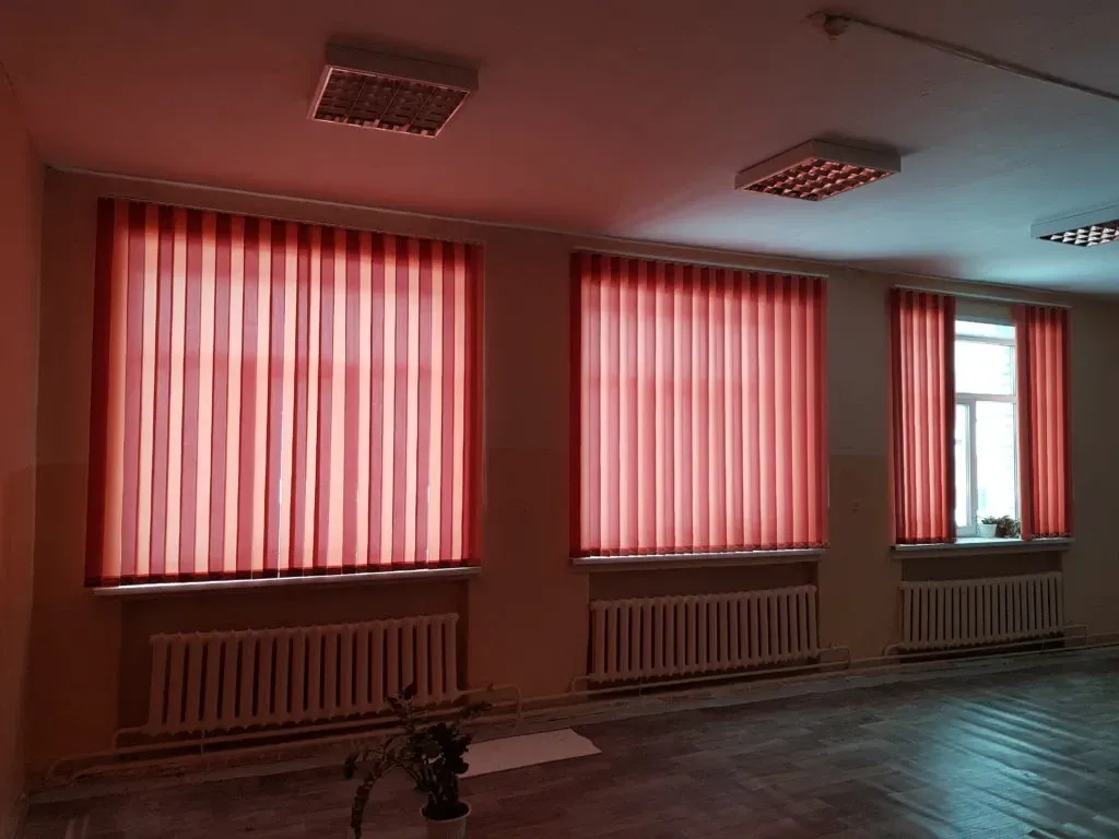 Розовые вертикальные жалюзи