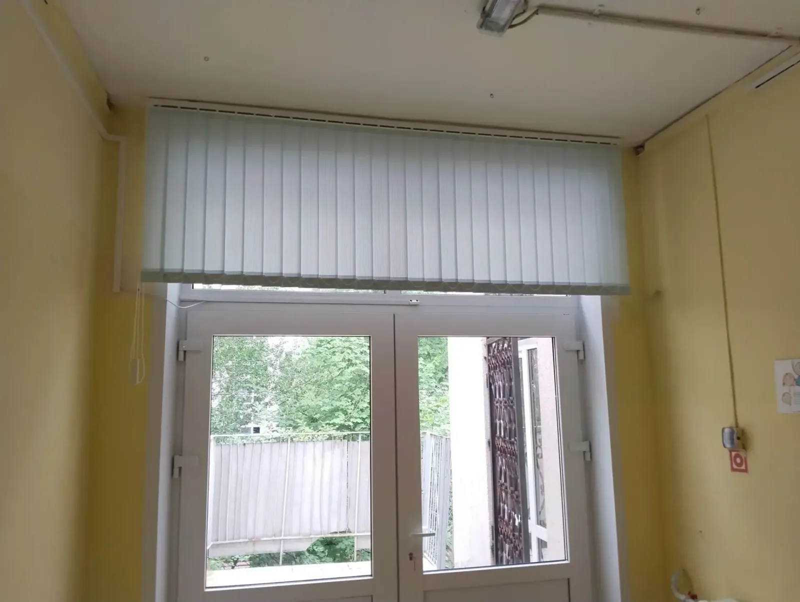 Белые вертикальные жалюзи