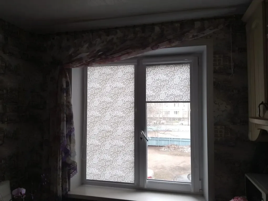 Серые рулонные шторы