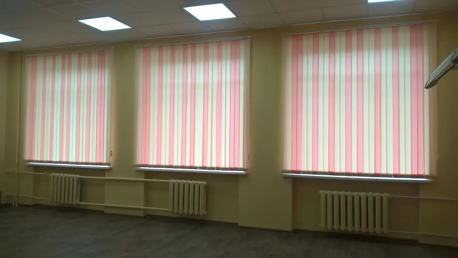 Бело-розовые вертикальные жалюзи